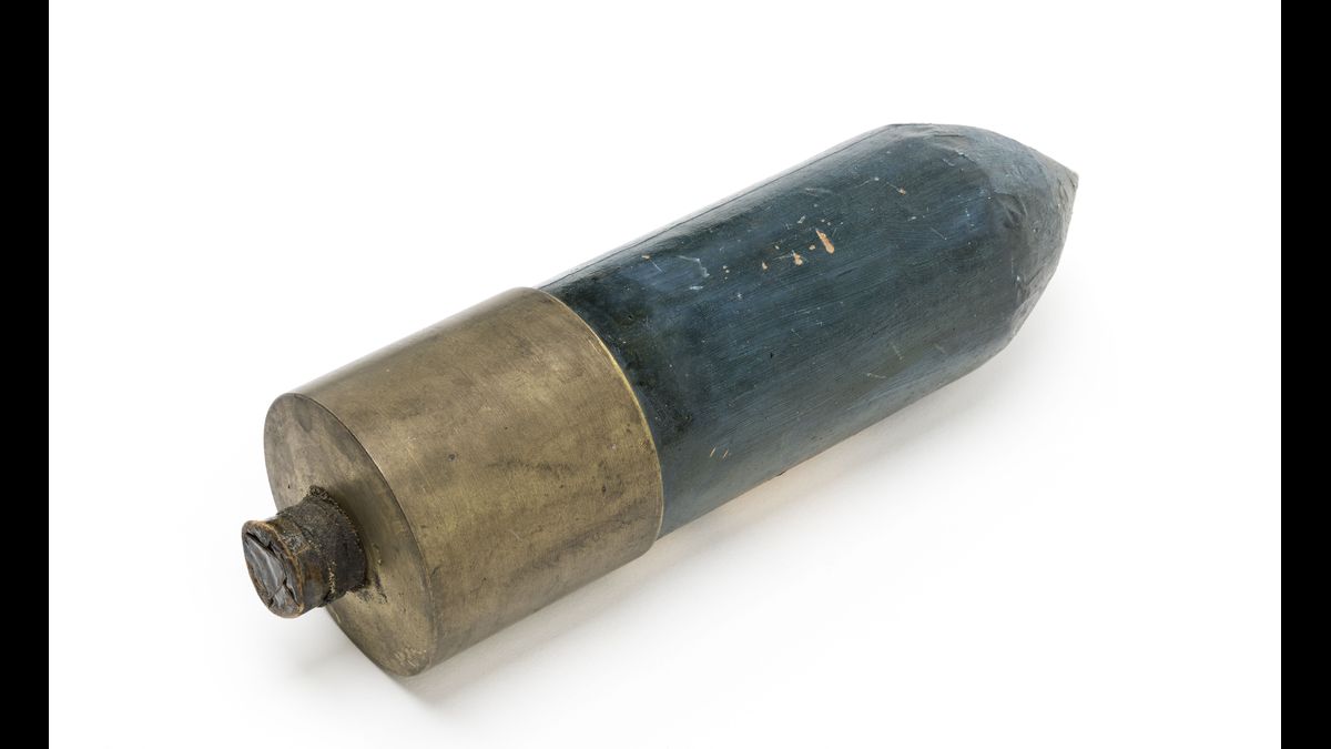 Obus lance-tracts dit « Paonessa », du nom de son fabricant, lancé sur les tranchées ennemies à des fins de propagande / Musée du déminage - Association des Démineurs de France / © Paris - Musée de l'Armée, Dist. RMN-Grand Palais / Emilie Cambier