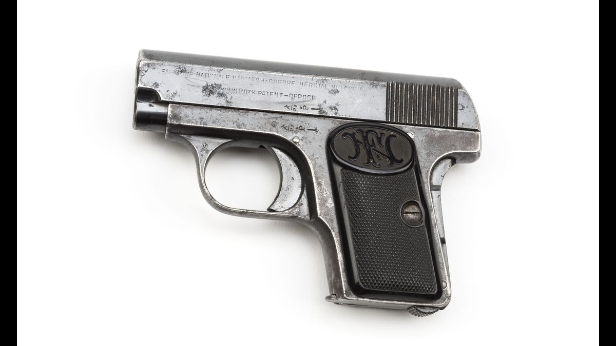 Pistolet automatique FN-Browning « Baby » de calibre 6,35 mm / 2013.19.2. Don de Madame Laboureur/ Paris, musée de l'Armée © Paris - Musée de l'Armée, Dist. RMN-Grand Palais / Emilie Cambier