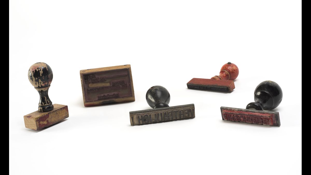 Tampons de la Feldkommandantur 541 de Biarritz pour la fabrication de faux papiers / Paris, musée de l'Armée © Paris - Musée de l'Armée, Dist. RMN-Grand Palais / Pascal Segrette