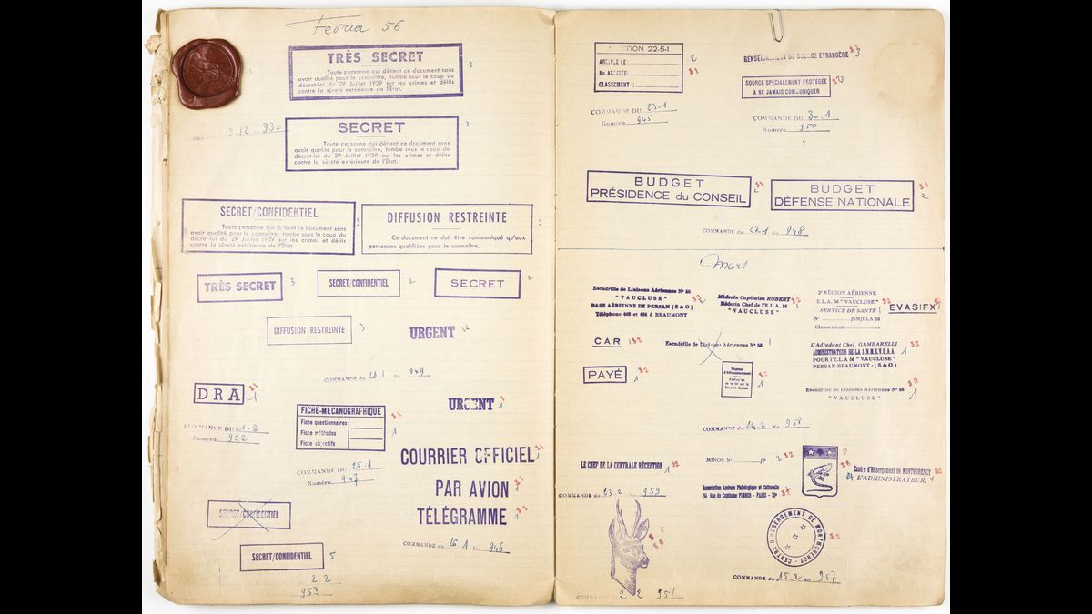 Registre de cachets de la DGER et de la DGSE. On y trouve aussi bien des tibres destinés à la réalisation de faux papiers allemands pour les agents partant en mission, que d'autres, destinés au fonctionnement des services secrets.DGSE - Ministère de la Défense © Paris - Musée de l'Armée, Dist. RMN-Grand Palais / Emilie Cambier