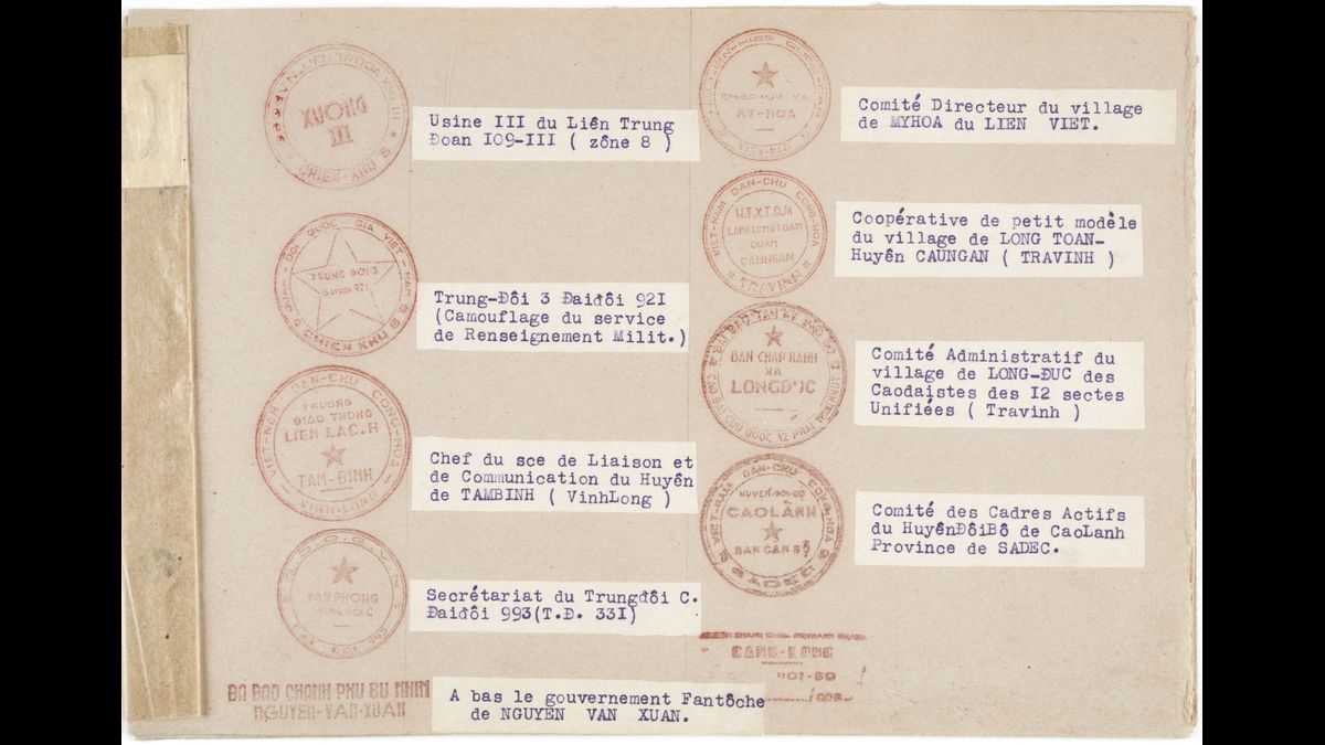 Marquage de faux tampons de l’administration Vietminh, réalisés par le SDECE, pour la fabrication de faux documents DGSE - Ministère de la Défense © Paris - Musée de l'Armée, Dist. RMN-Grand Palais / Emilie Cambier