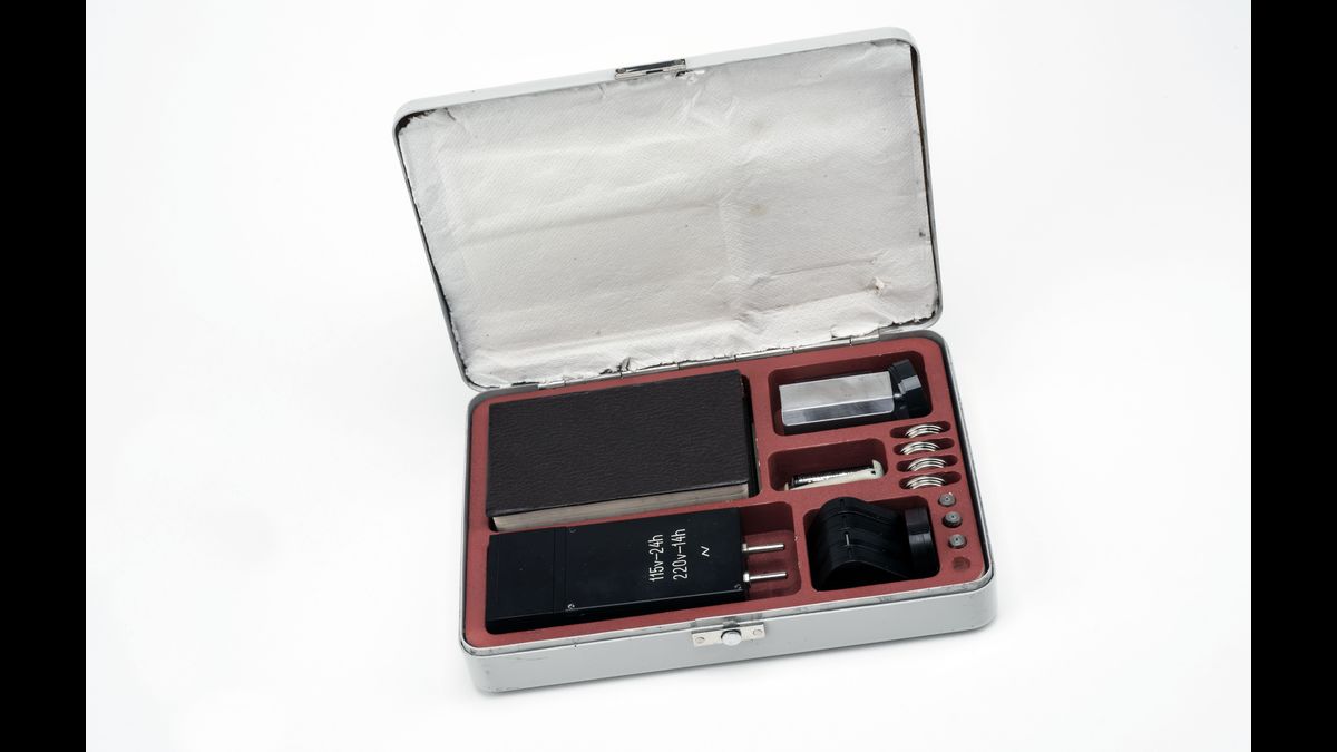 Scanner mécanique de poche Alysha, dissimulé dans un faux carnet de note, utilisé par le KGB collection Jacques Baud © Paris - Musée de l'Armée, Dist. RMN-Grand Palais / Pascal Segrette
