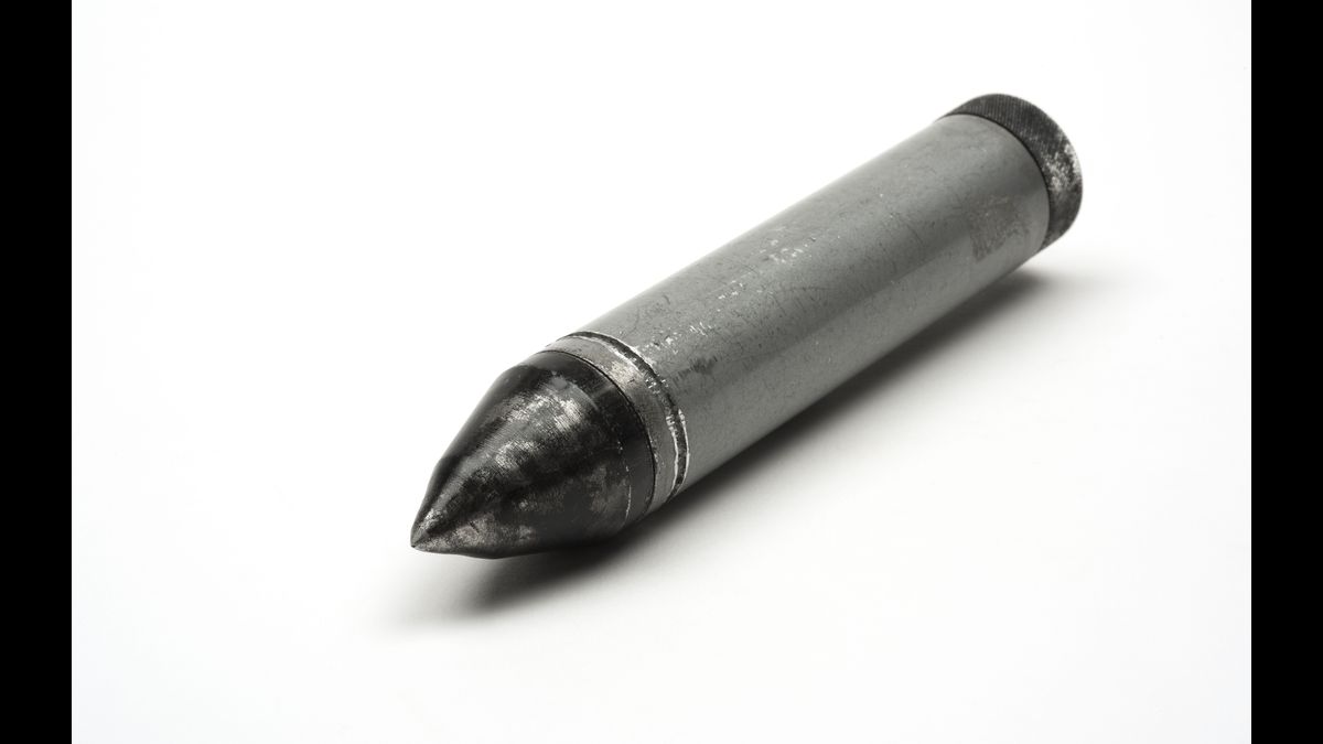 Boîte aux lettres morte de forme cylindrique, utilisée par le MI6 / Maldon, Combined Military Services Museum U. K. / © Paris - Musée de l'Armée, Dist. RMN-Grand Palais / Pascal Segrette
