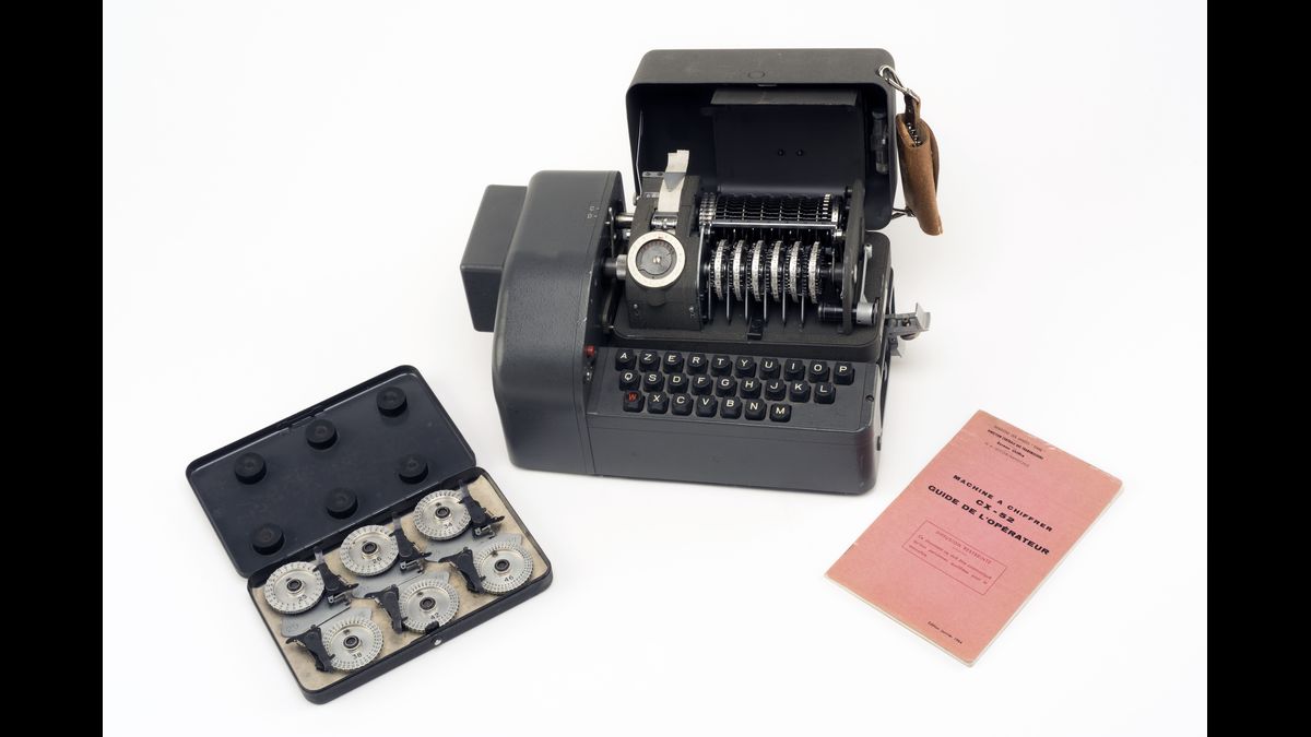 Machine de chiffrement CX-52. Commercialisée par l'entreprise suisse Crypto AG dès 1952, elle fut un succès technique et commercial. Une soixantaine de pays en firent l'acquisition durant la Guerre froide. / Agence nationale de la sécurité des systèmes d’information (ANSSI)  © Paris - Musée de l'Armée, Dist. RMN-Grand Palais / Pascal Segrette