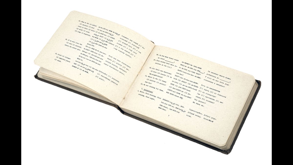 Manuel de conversation anglais-russe, édité par la CIA à l’attention de ses agents sur le terrain / collection Jacques Baud © Paris - Musée de l'Armée, Dist. RMN-Grand Palais / Pascal Segrette