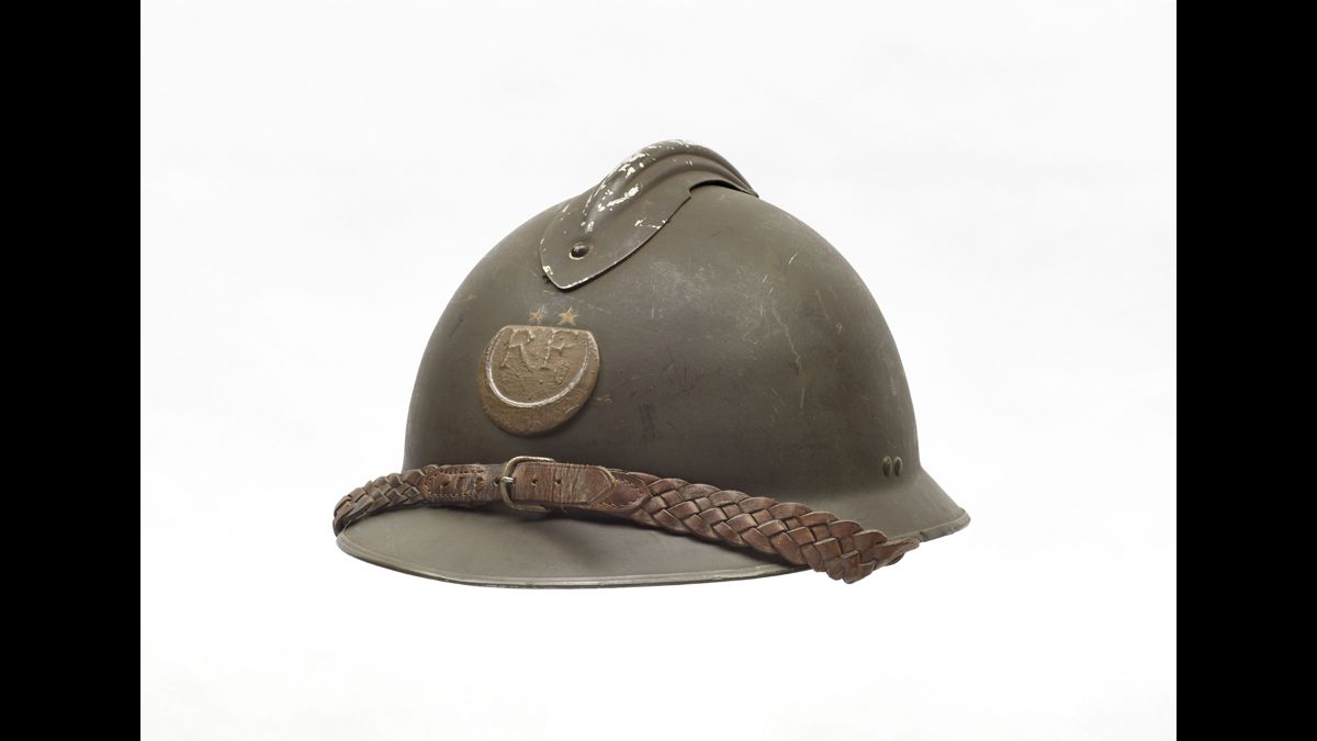 Casque Adrian modèle 1926 - Ce casque a appartenu au général Édouard Chapoully, commandant de la 3e division d’infanterie nord-africaine d’août 1939 au 24 mai 1940. / Paris, musée de l’Armée, inv. 27372. Don de Mme d’Arneville © Paris - Musée de l'Armée, Dist. RMN-Grand Palais / Emilie Cambier
