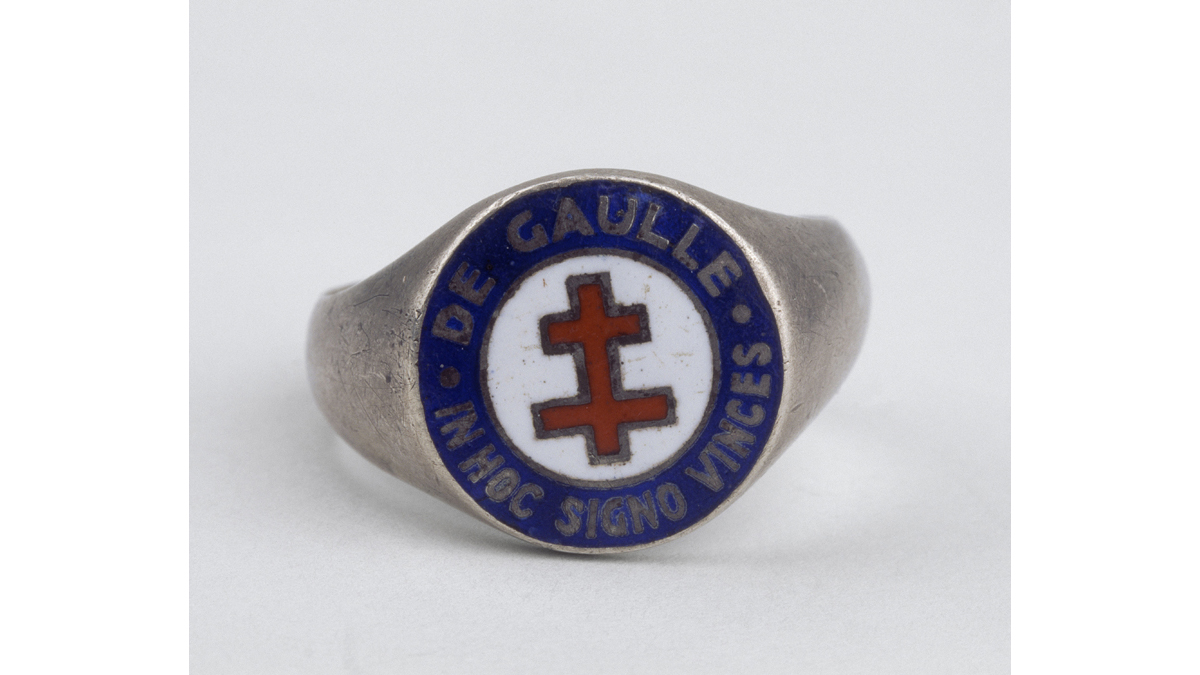 Chevalière vendue par le comité France libre d’Argentine / In hoc signo vinces signifie : « Par ce signe, tu vaincras », faisant ainsi le parallèle entre la croix de Lorraine et la croix du Christ apparue à l’empereur Constantin. Le comité d’Argentine, créé par Albert Guérin, est l’un des plus actifs. / Paris, musée de l'Armée, inv. 999.151 © Paris - Musée de l'Armée, Dist. RMN-Grand Palais - © Laurent Sully-Jaulmes