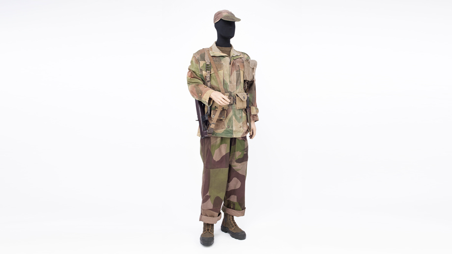 Uniforme du 8e bataillon parachutiste de choc (Dien Bien Phu, 1954) © Paris - Musée de l'Armée, Dist. RMN-Grand Palais / Emilie Cambier